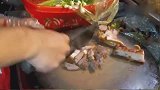 一个这样不起眼的烧腊摊, 生意额却高得吓人, 师父斩过不停