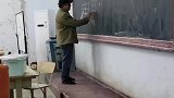 学校修灯大爷深藏不露，手拿灯管给高三学生讲数学题