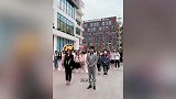 辛巴下跪宣告回归！花费千万在平台买流量，网友：忘记你糖水了？