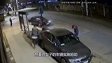 外国女子刚停下车，两男子冲过来欲行不轨，监控拍下不耻画面！