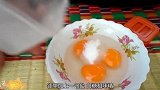 靓女在椰壳中放3个“鸡蛋”，做法独特不敢尝，出锅直吧唧嘴！