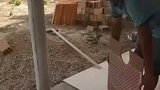 男子展示铺地砖技巧，直呼绝了