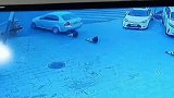倒车没留神，锥桶都给拐走了