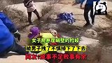 女子爬悬崖峭壁被男子拽了一把，这是上演现实版消失的她