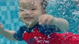 一岁宝宝可以在水中自主闭气，网友：我游泳还不如一个宝宝