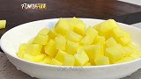 土豆丁这样做特别好吃，加点瘦肉一炒，烧烤风味，下酒又下饭