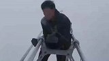 再这样的寒冬下，高空作业的工作人员们还在坚持这工作
