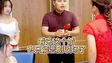 伴娘给新娘新郎喂蛋，蛋不小心掉了，新郎居然维护伴娘