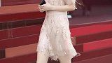穿着亮闪闪裙子的小姐姐,走路都带着金光,这一笑真是太迷人了