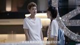 夜空星真真被粉丝撞进泳池,黄子韬发现异常,当众帮她人工呼吸