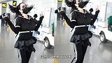 钟丽缇难得这么保守，穿超短裙还要内搭长裤，没想到效果意外时髦