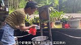 两个伯父去干农活，婉儿在家做个虾的新吃法，伯父吃了还问有没