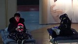 顾客戴上面具躺床上休息，过往路人一脸惊呆