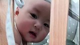 妈妈想看看宝宝在干嘛，掀开被子时被萌化了！