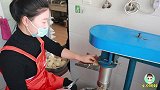 这是我见过最费油的辣条，油泼上去的一瞬间，太解压啦