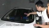 男子去开车，玻璃上被贴纸，还到处是502胶水