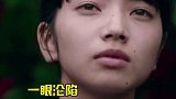 那些惊鸿一瞥的经典镜头，关晓彤 的撑伞笑，小松菜奈 的山茶花回眸，怦然心动 里的对视一笑