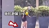 台风“烟花”已影响上海，街头一女孩被台风刮倒，网友本来很心疼，看到后面拖鞋实在忍不住笑