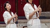 董卿再现精致穿搭，白色衬衣裙配丝巾优雅大气，一条麻绳勾勒身段
