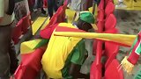 现场直击：塞内加尔赢球也赢人 球迷赛后清理垃圾获赞