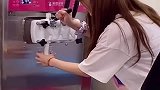 小姐姐，斯文点行不行，这吃相也太扎眼了呀！