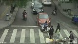 爆新鲜-20170425-西昌2岁小孩横穿马路 遭2辆车从身上驶过奇迹生还