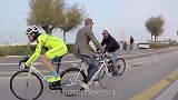 牛人打造双向自行车，背对背骑行，到底哪边才是车头？