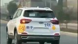 路上最牛女司机，在车尾贴满警示标志，要不是监控拍下谁信！