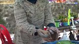 实拍：孤儿猴洗完澡就要喝牛奶，真逗
