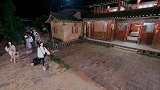 杨超越的行李箱超重,吴宣仪看见了,立马过来帮忙