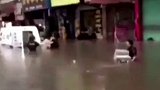 5月31日，广东东莞暴雨，道路积水严重，一辆运钞车被淹。暴雨 东莞