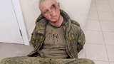 俄罗斯伏尔加格勒，一名喝醉酒的士兵开着一辆装甲运兵车穿过机场的围栏俄罗斯