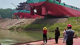 来看看新船是怎么下水的，这场面属实震惊到我了
