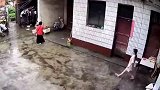 这就是婆婆和亲妈的区别，监控下这一幕，太让人心疼儿媳了！