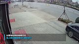 临沂郯城县发生惨烈车祸 轿车逆行撞电线杆后车头粉碎