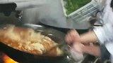 饭店颠锅的大厨，这技术真是没谁了，难怪老板给他月薪9W！