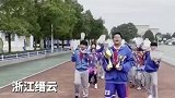 小学生参加运动会抬回31块奖牌，走出了六亲不认步伐