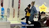 网友偶遇张艺兴穿牛仔服现身滑板店扎个性小辫发型抢镜
