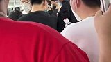 男子地铁上主持正义，阻止别人大声外放