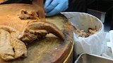 来卤味店切点猪舌和大肠下酒，让老板把油脂刮掉，肥而不腻真过瘾