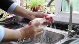 把玉米和大骨头一起炖，那味道才叫一个鲜美，汤我都能喝好几碗
