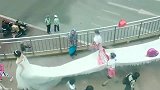最近这个婚纱火了，这是我见过最长的一个