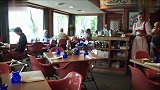 美国一餐厅因屋顶长期住着几只山羊成为网红餐厅