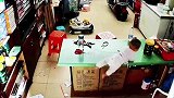 个月大宝宝趴桌边，超强臂力化解危机，惊险！