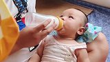 爸爸喂小宝宝喝奶，宝宝却一直盯着爸爸看，小表情太萌了！