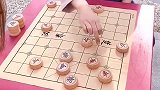 公园下棋真危险，这老大爷直接给我堵死，这让人怎么玩！