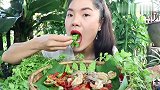泰国大姐吃凉拌虾仁，搭配瓜苗和珍珠苦瓜，吃法很生冷