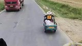 大爷慢悠悠骑车，导致交通拥堵