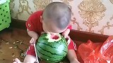 宝宝吃西瓜新技能，硬生生的咬出一个口子