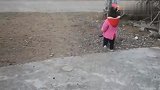 小萌娃回到乡下农村，竟跟狗狗打了起来，一不小心武器被抢走了！